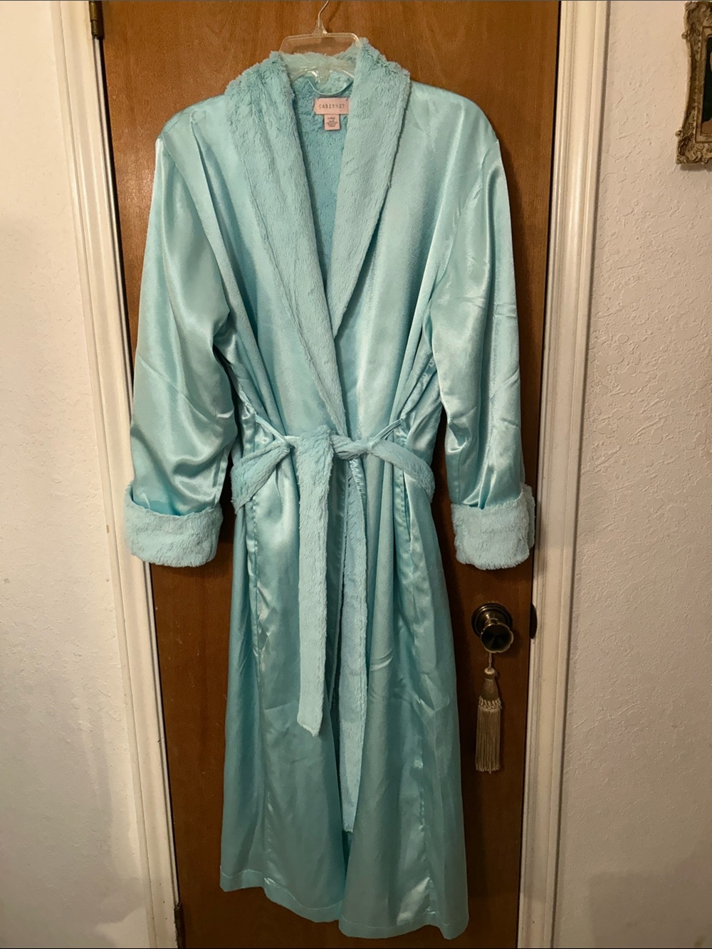 Luxurious Vintage Cabernet L Robe with Plush Trim. In excellent condition.